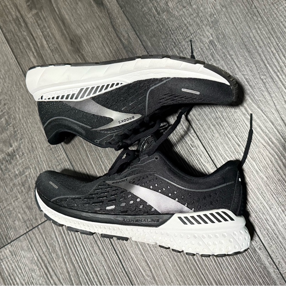 Brooks Women’s 8.5 (wide) Black and White Athletic Shoes